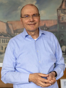 Zum Artikel "Interview with Prof. Dr. Thomas M. Fischer (Chair of Accounting and Management Control) on the future roles of shared service organizations (SSOs) in “Siemens GBS Inside”"